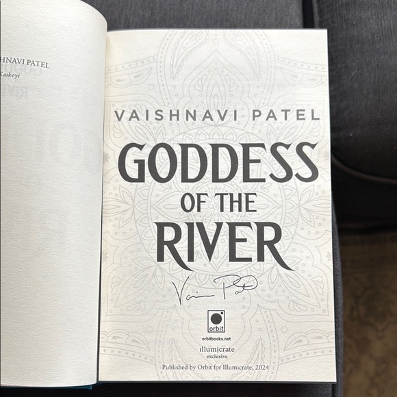 Illumicrate Goddess of the River by Vaishnavi Patel, SIGNED - Picture 2 of 8